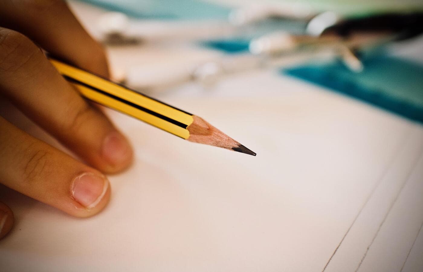 Un lápiz escribiendo sobre un documento legal, simbolizando la corrección y subsanación de errores.