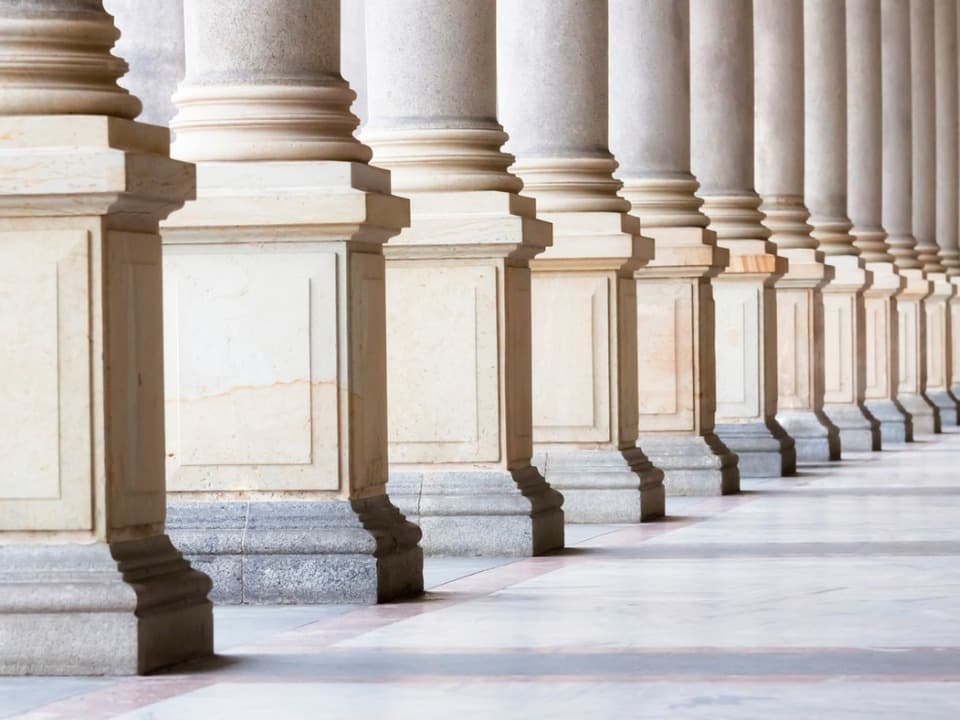 Columnas de la justicia representando el sistema legal
