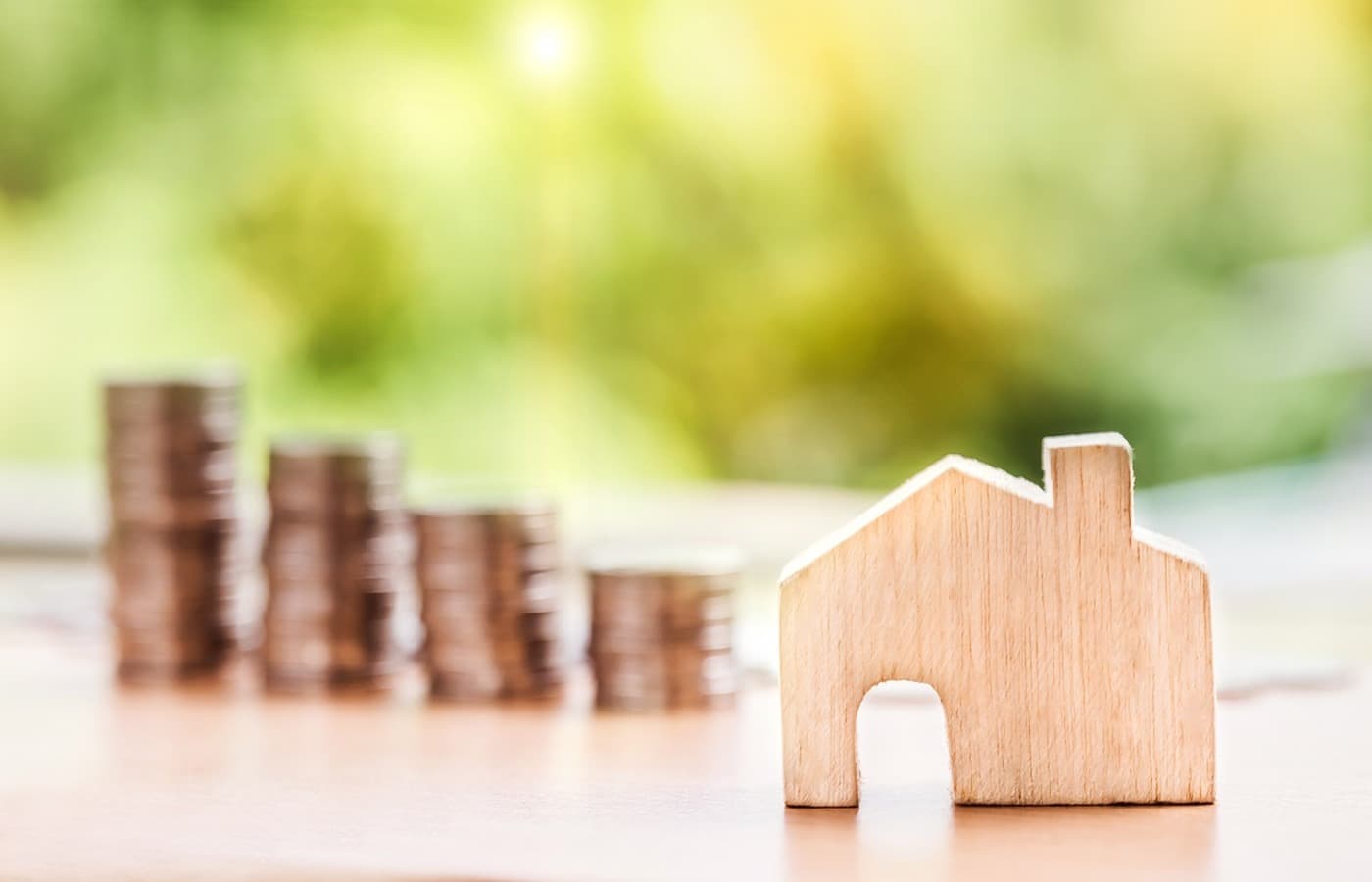 Billete de dinero sobre un contrato de compraventa inmobiliaria