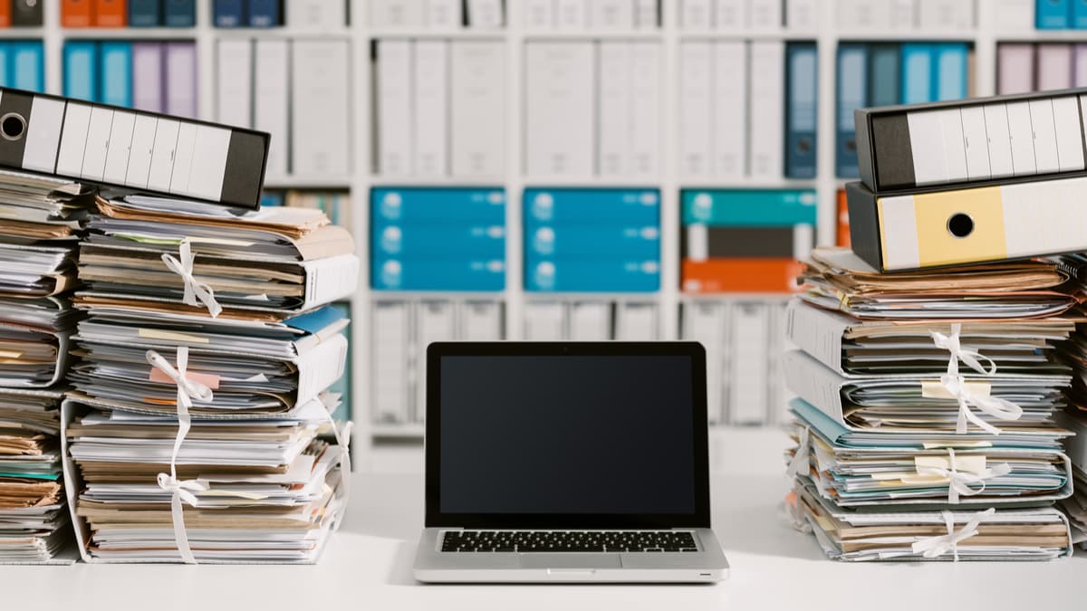 Captura de pantalla de diferentes softwares para abogados en un ordenador.