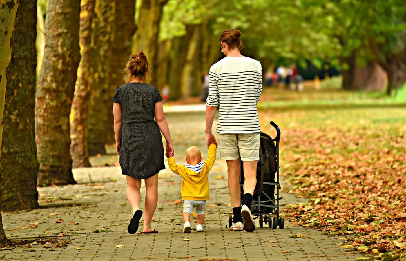 Familia caminando junta, representando la unidad familiar y los cambios en la vida familiar.
