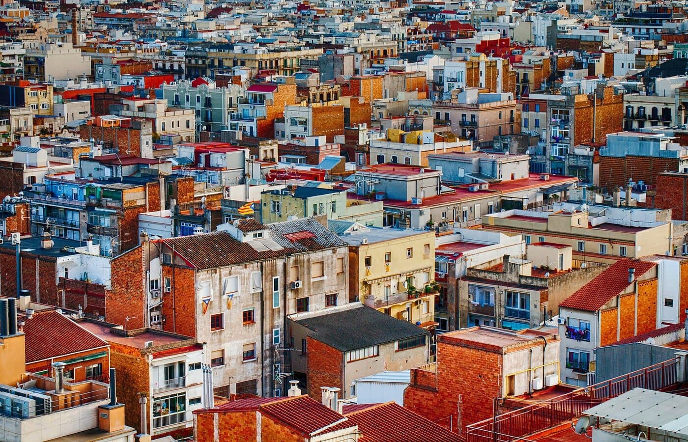Vista general de una ciudad con casas y edificios residenciales. Vista general de una ciudad con casas y edificios residenciales.