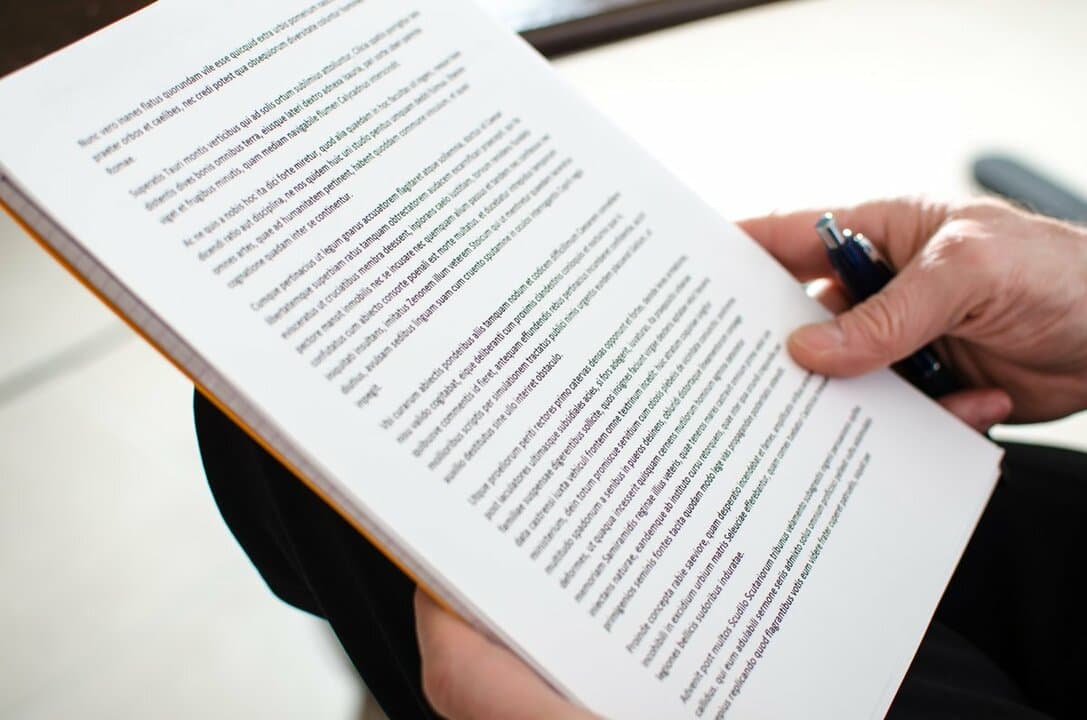 Documento legal con el sello de un juzgado.