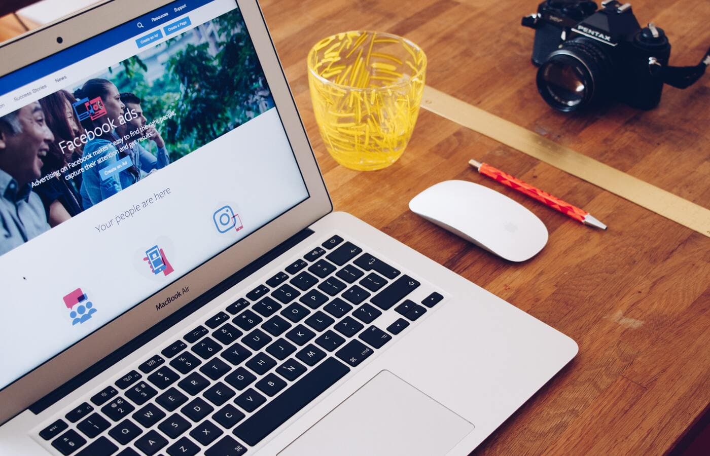 Abogado trabajando en su ordenador, estrategia de publicidad online