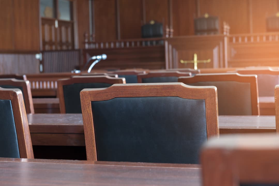 Imagen de un tribunal con banderas de la UE.